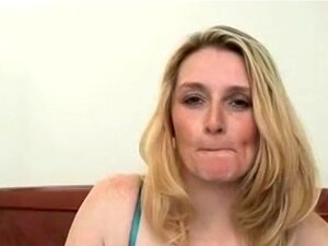 Kypsä blondi runkkaa vibraattorilla