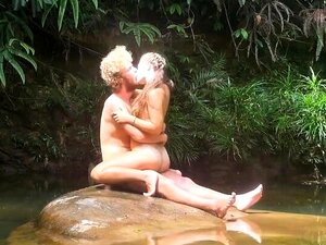 Kaunis tyttö seksiä villin miehen kanssa Blue Lagoon part1
