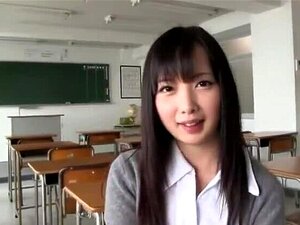 Fein aussehende japanische Schlampe im Fetisch-Sex-Video