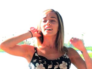 Erlebe die verführerische Anziehungskraft von Averie, einer