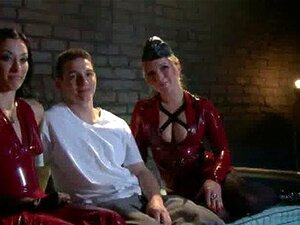 Фемдом кучке кажњавају и јашу роба