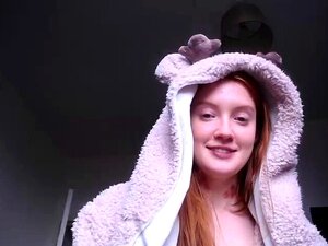 Amateur-Rothaarige komplett nackt auf dem Bett und masturbiert