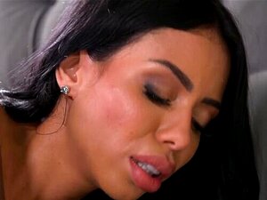 Latina-Nymphomanin Canela Skin gibt einem Schwanz einen Fußjob und