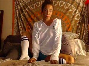 Eva Lovia zieht sich bis auf die Socken-Cam aus