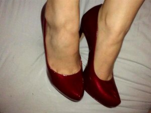 Auf ihren roten High Heels abspritzen
