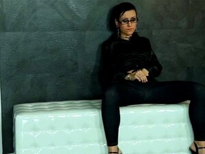 Alternative gepiercte Gloryhole-Babe in Brille. Alternative