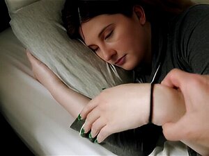 Stieftochter mit riesigen Titten berührt sich, während - Bess Breast