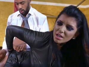 Romi wurde in einem heißen doppelten Crossing-Gangbang anal gefickt