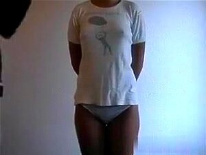 Ein blindfolded gefesseltes Mädchen wird in verschiedenen Positionen