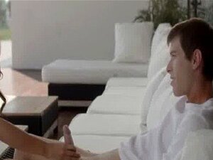 Isotissinen mimmi paneskelee terassilla