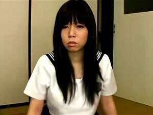 Upplev de vilda nöjena med en sexig japansk fru i skoluniform. Se hur