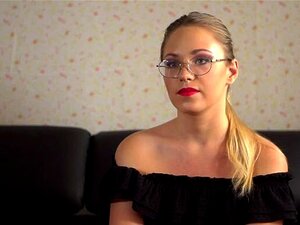 Die straffe Blondine Selvaggia wird in der Öffentlichkeit komplett