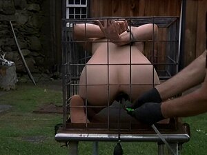 Outdoor BDSM Käfig verschlossen Einlauf Sklave. Outdoor BDSM Käfig