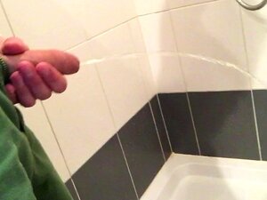 pisser i dusjen med den stinkende kuken min