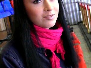 Fickfreundin beim Fußballspiel