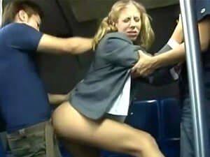 Weiße Studentin wird in der Tokyo Metro vollgespritzt!