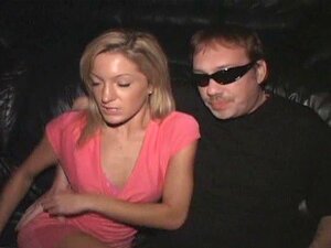 Die zierliche Blondine Ellie fickt Fremde in einem Pornotheater