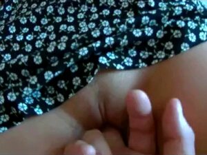 Uživajte u hipnotišućoj privlačnosti prelepe devojke. Ovaj