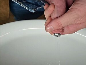 Klingende Rute mit Sprinklerkopf pissen mit Zeitlupe und Vorhaut