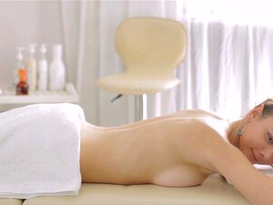 Mädchen verliert ihren Arsch. Heiße süße Tussi ist glücklich, zum