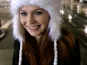 Die enge Muschi des Mädchens wird auf dem Parkplatz gedehnt