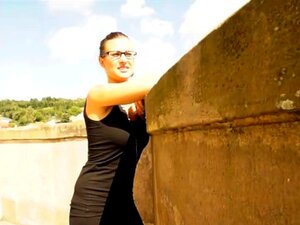 Katia zeigt ihre großen Titten und schluckt den Tausch gegen Specie,