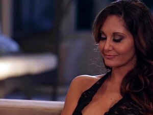 Sexy Stiefmutter wird von heißer lesbischer Süßer geleckt