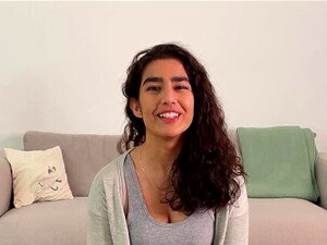 Luna schaut Pornos, während sie masturbiert