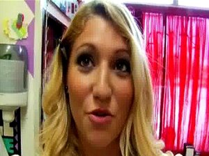 Ela vai fazer sexo com outro homem por dinheiro 16