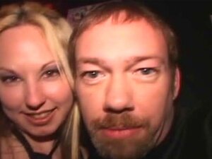 Cum-Schlampe Zoe bekommt Sperma überzogen und im öffentlichen