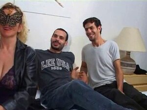 Vaimo Verona kokeilee kahta kyrpää. Italialainen amatöörivideo