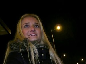 Bionda che succhia cazzo nel seminterrato di un edificio pubblico.