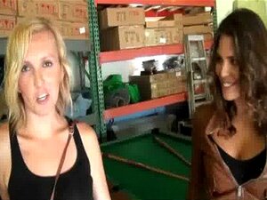 Sexiga exhibitionistiska flickvänner får betalt kontant för lite
