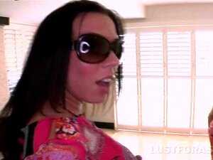 Heiße Mädels, die einen Gangbang besuchen, zeigen ihre großen