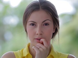 Mooie schat Connie slurpt een lul diep en wordt hard geneukt, Mooie