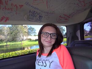 Nerdige Schlampe Kelsey Kage wird hart in den Hals und die Muschi