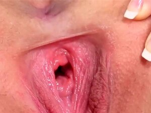 Heiße tschechische Süße spreizt ihre enge Muschi dem Besonderen