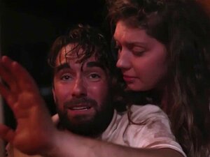 Schüchterne Süße bietet einem Soldaten die Muschi gegen Essen an.