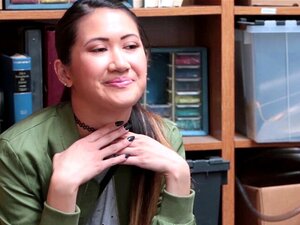 Asian Jade Noir spreizt die Beine für disziplinäre Penetration.