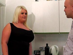 Er leckt und fickt eine mollige Blondine mit großen Titten