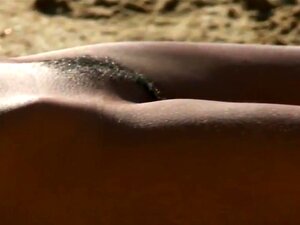 Nackt-Yoga am Strand