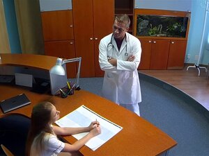 Die sexy langhaarige brünette Krankenschwester und ihr Arzt haben