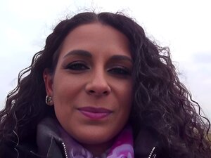 Deutsche Brünette mit langen, lockigen Haaren bläst den Schwanz