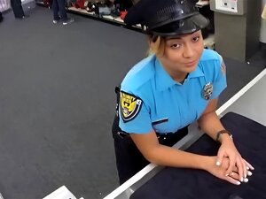 Neukende mevrouw de politieagent - XXX Pawn