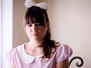 Süße Stieftochter verführt ihren Stiefvater und wird hart gefickt.