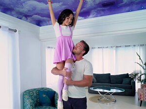 Kleine süße reitet Schwanz und bekommt Mund mit Schwanz gefüllt