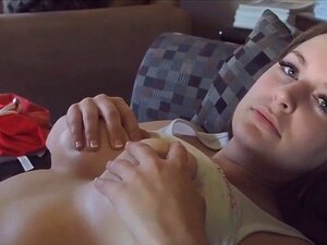 Grote tieten pornoster komt klaar. De busty pornoster Danielle FTV