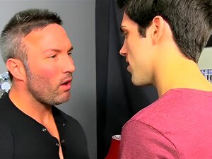 Muskulöser Stiefvater Brock Landon verführt Stiefsohn Aiden Summers