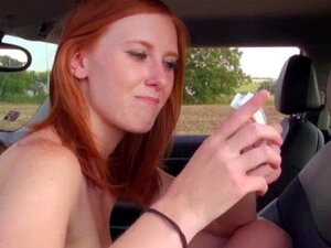 Ragazza raccolta si spoglia e succhia cazzo