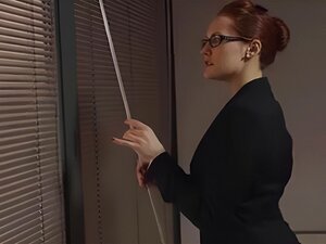Sinnliche Süße kniet für Schwanz und lutscht ihn bis zum letzten